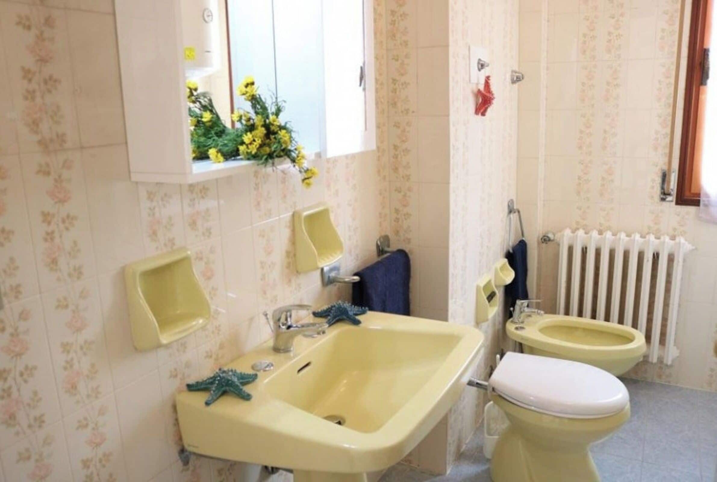 Et badeværelse med en gulvbelagt håndvask, toilet og bidet.