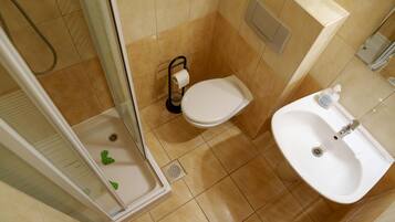 Monolocale, camere multiple, balcone, vista città | Bagno | Set di cortesia gratuito, asciugamani