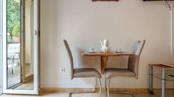 Studio, Balcony, City View | Dining