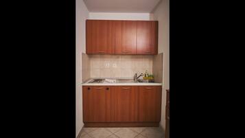 Monolocale, camere multiple, balcone, vista città | Cucina privata | Frigorifero, microonde, macchina per tè/caffè, bollitore elettrico
