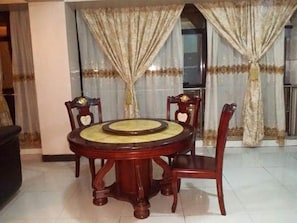 Apartment, 3 Bedrooms, Smoking, Balcony | Dining room