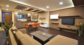 Apartment, 3 Schlafzimmer, Raucher, Balkon | Wohnzimmer | Fernseher