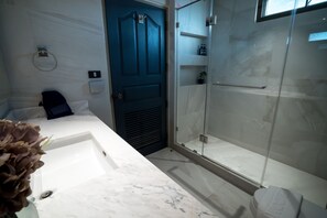 Apartment, 2 Bedrooms, Accessible, Balcony | Bathroom | Shampoo