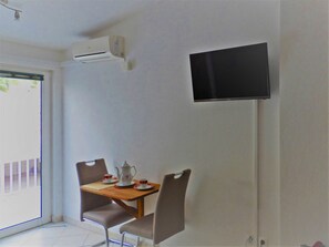Studio, Balcony, City View | Dining