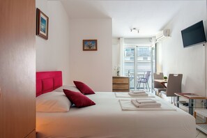 Estudio, balcón, vista a la ciudad | 1 habitación, tabla de planchar con plancha y wifi 