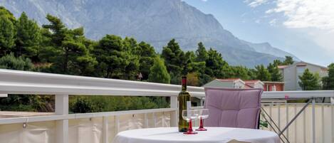 Estudio, balcón, vista a la ciudad | Restaurante al aire libre