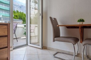 Estudio, balcón, vista a la ciudad | Interior