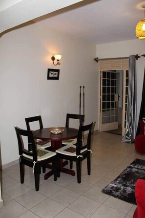 Appartement, 1 chambre, fumeur, balcon | Salle à manger