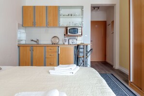 Studio, Multiple Bedrooms, Balcony, City View | Private kitchen