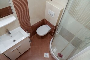 Studio, Multiple Bedrooms, Balcony, City View | Bathroom