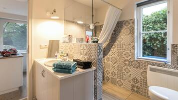 Dusche, Haartrockner, Handtücher