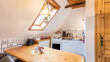 Een koelkast, een magnetron, een oven, een kookplaat