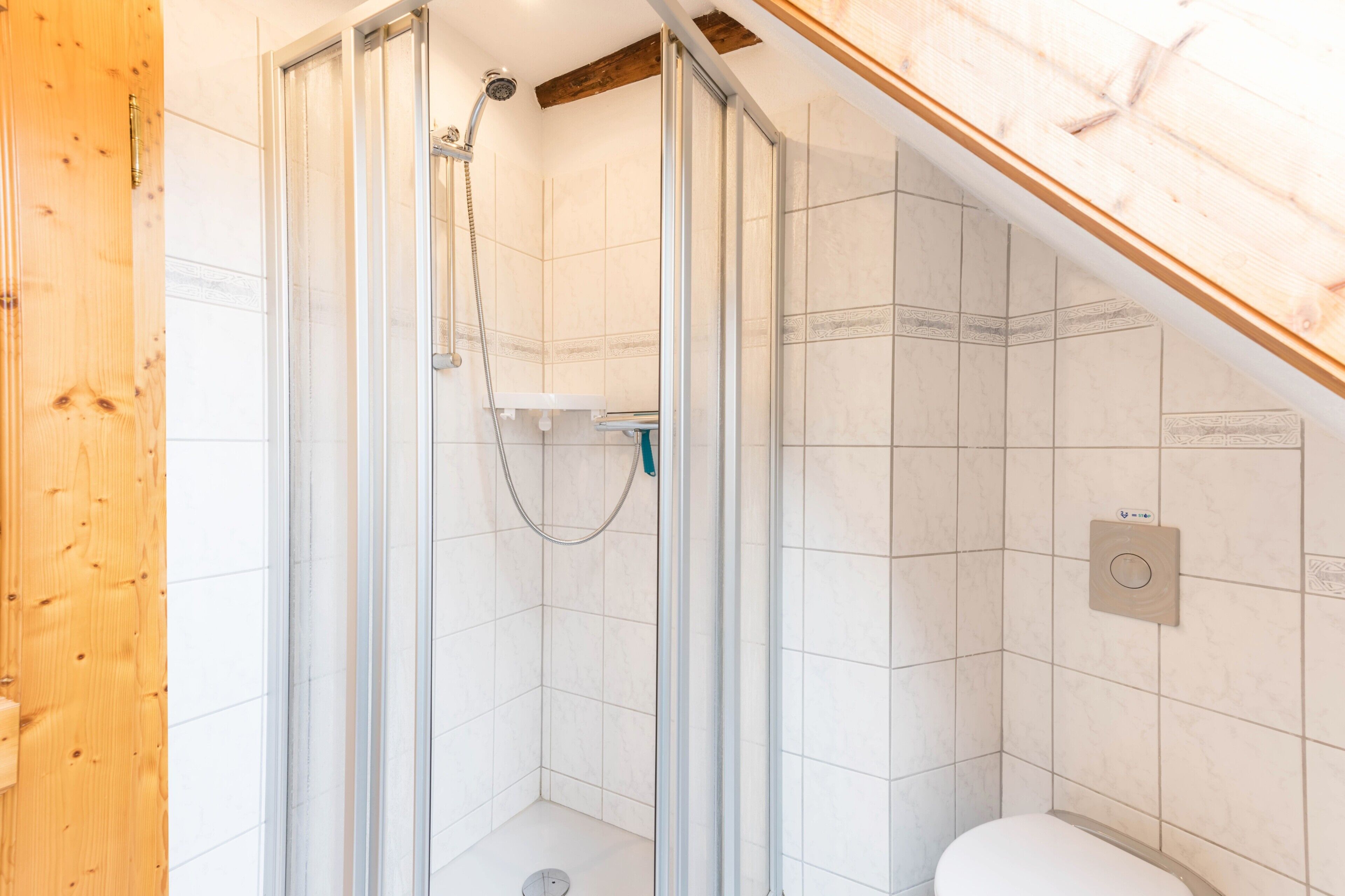 Douche, sèche-cheveux, serviettes fournies