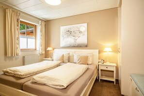 2 bedrooms, iron/ironing board, free WiFi, bed sheets - Cosy Vacation Apartment 1 on "Trostelhof" with Balcony (Salem)