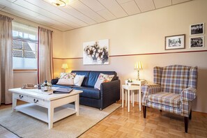 TV, DVD player, ping pong, stereo - Beautiful Vacation Apartment 4 on "Trostelhof" with Balcony (Salem-Neufrach)