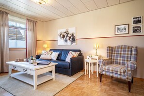 TV, DVD player, ping pong, stereo - Beautiful Vacation Apartment 4 on "Trostelhof" with Balcony (Salem-Neufrach)