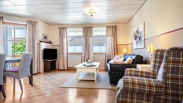 Fernseher, DVD-Player, Tischtennisplatte, Stereoanlage