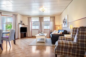 Tv, dvd-afspiller, bordtennisbord, stereoanlæg