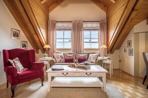 TV, DVD player, ping pong, stereo - Charming Vacation Apartment 5 on "Trostelhof" with Balcony (Salem)