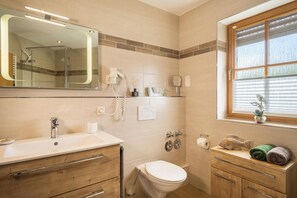 Regadera, secadora de cabello, toallas