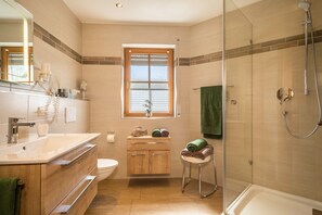 Dusche, Haartrockner, Handtücher