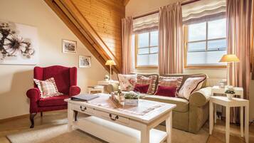 Fernseher, DVD-Player, Tischtennisplatte, Stereoanlage