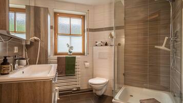Dusche, Haartrockner, Handtücher