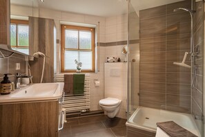 Dusche, Haartrockner, Handtücher