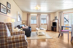 Fernseher, DVD-Player, Tischtennisplatte, Stereoanlage