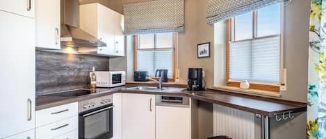 Kühlschrank, Mikrowelle, Ofen, Herdplatte