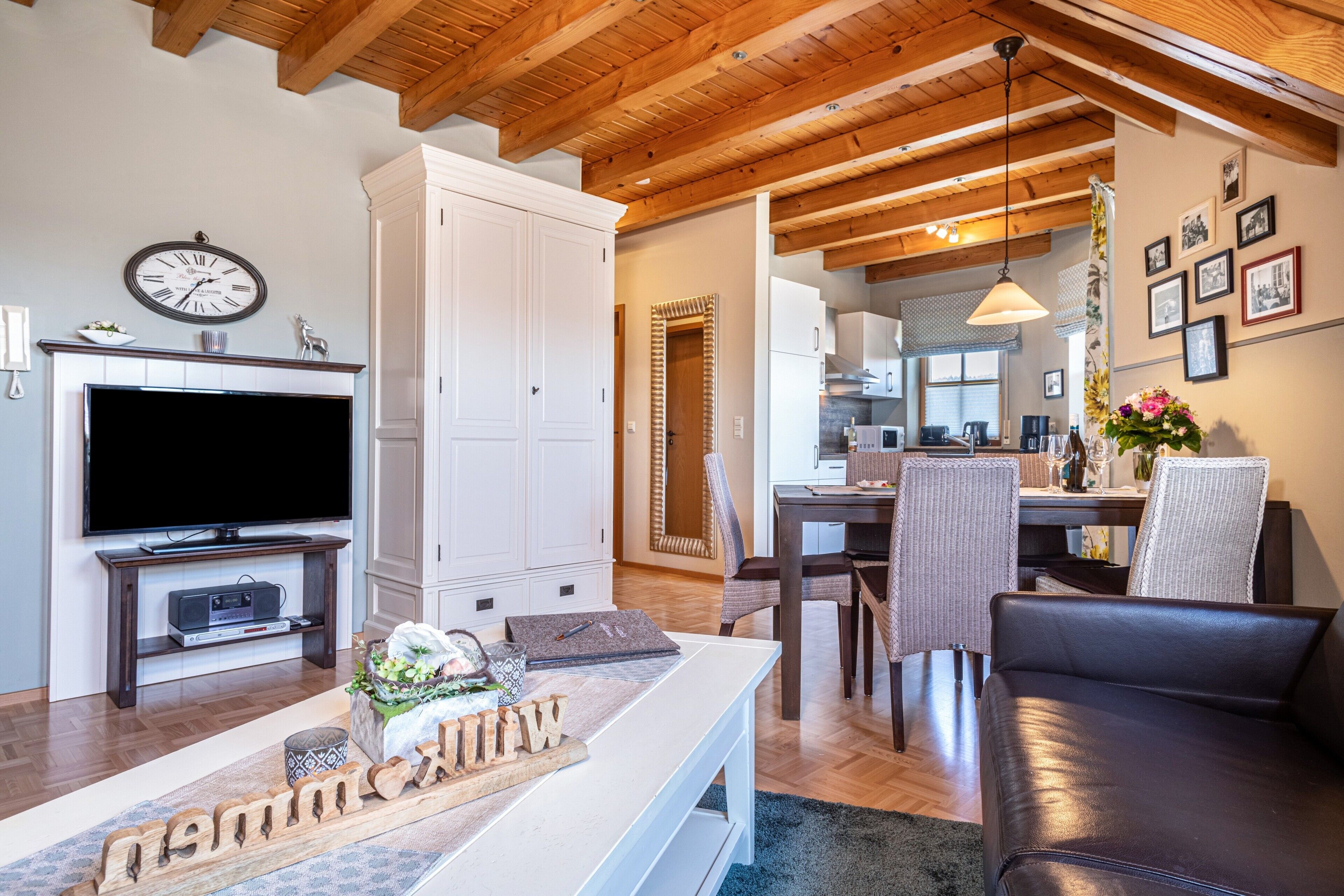 Fernseher, DVD-Player, Tischtennisplatte, Stereoanlage