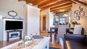 Fernseher, DVD-Player, Tischtennisplatte, Stereoanlage