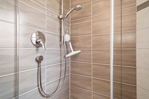 Shower, hair dryer, towels - Nice Vacation Apartment 6 on "Trostelhof" with Balcony, Shared Garden & Wi-Fi (Salem)
