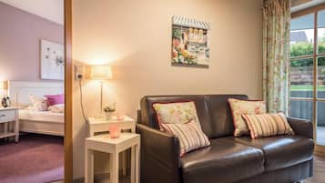 Fernseher, DVD-Player, Tischtennisplatte, Stereoanlage