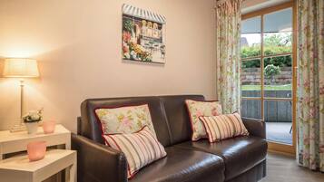 Fernseher, DVD-Player, Tischtennisplatte, Stereoanlage