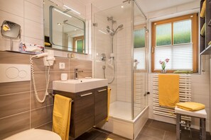 Dusj, hårføner og håndklær