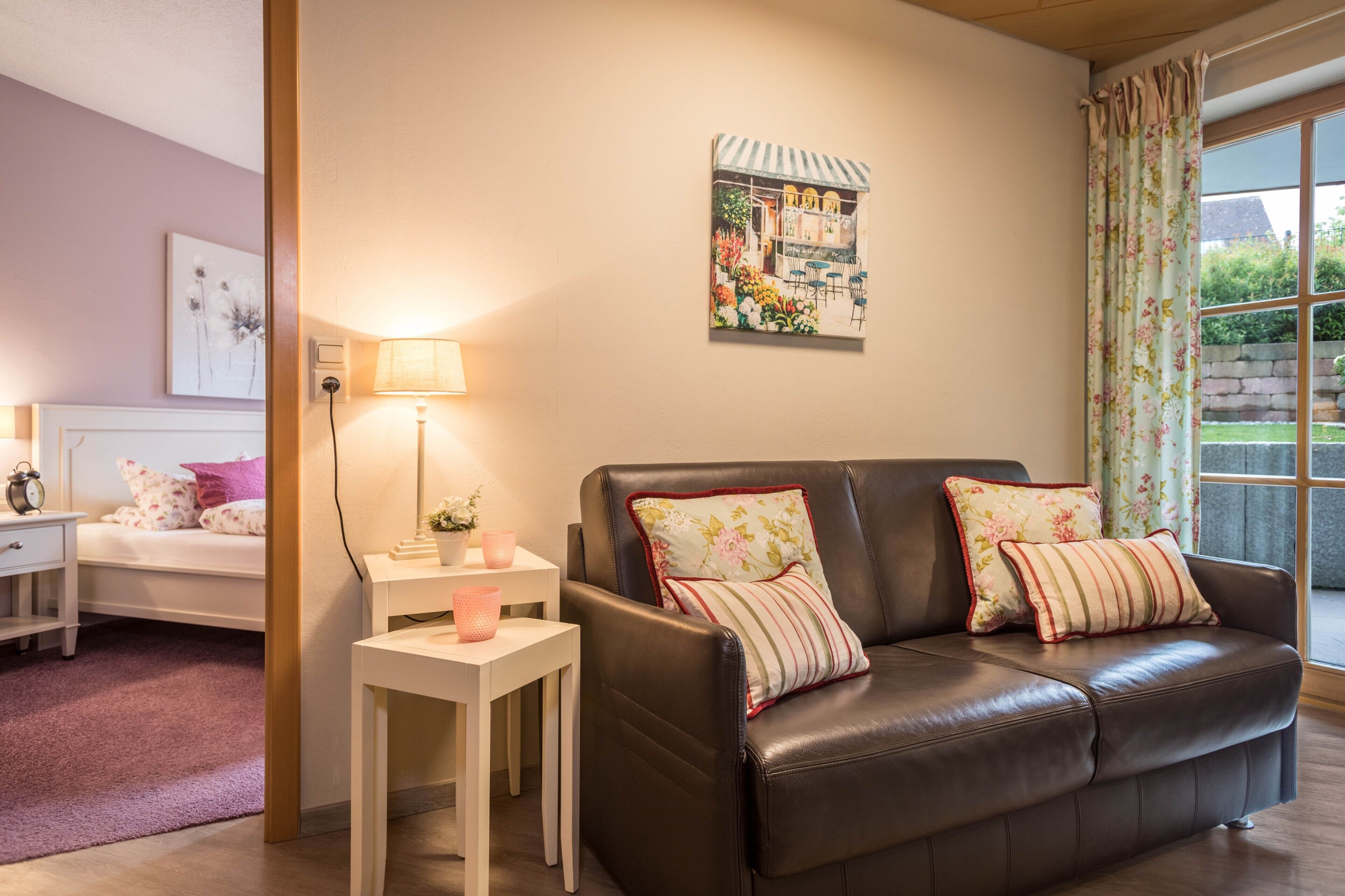 Televisión, reproductor de DVD, mesa de ping pong, estéreo