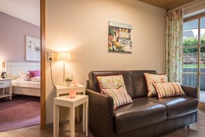 Fernseher, DVD-Player, Tischtennisplatte, Stereoanlage