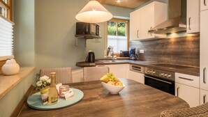 Una cocina moderna con una isla de madera, un microondas y una cafetera.