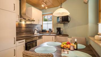 Jääkaappi, mikroaaltouuni, uuni, liesi