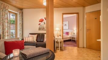 Fernseher, DVD-Player, Tischtennisplatte, Stereoanlage