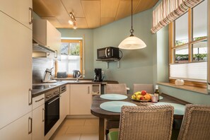 Fridge, microwave, oven, stovetop - Cosy Vacation Apartment 8 on "Trostelhof" with Private Terrace (Salem)