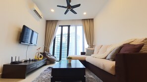 TV - Luxury Apartment with direct link-bridge to LRT (Kuala Lumpur)