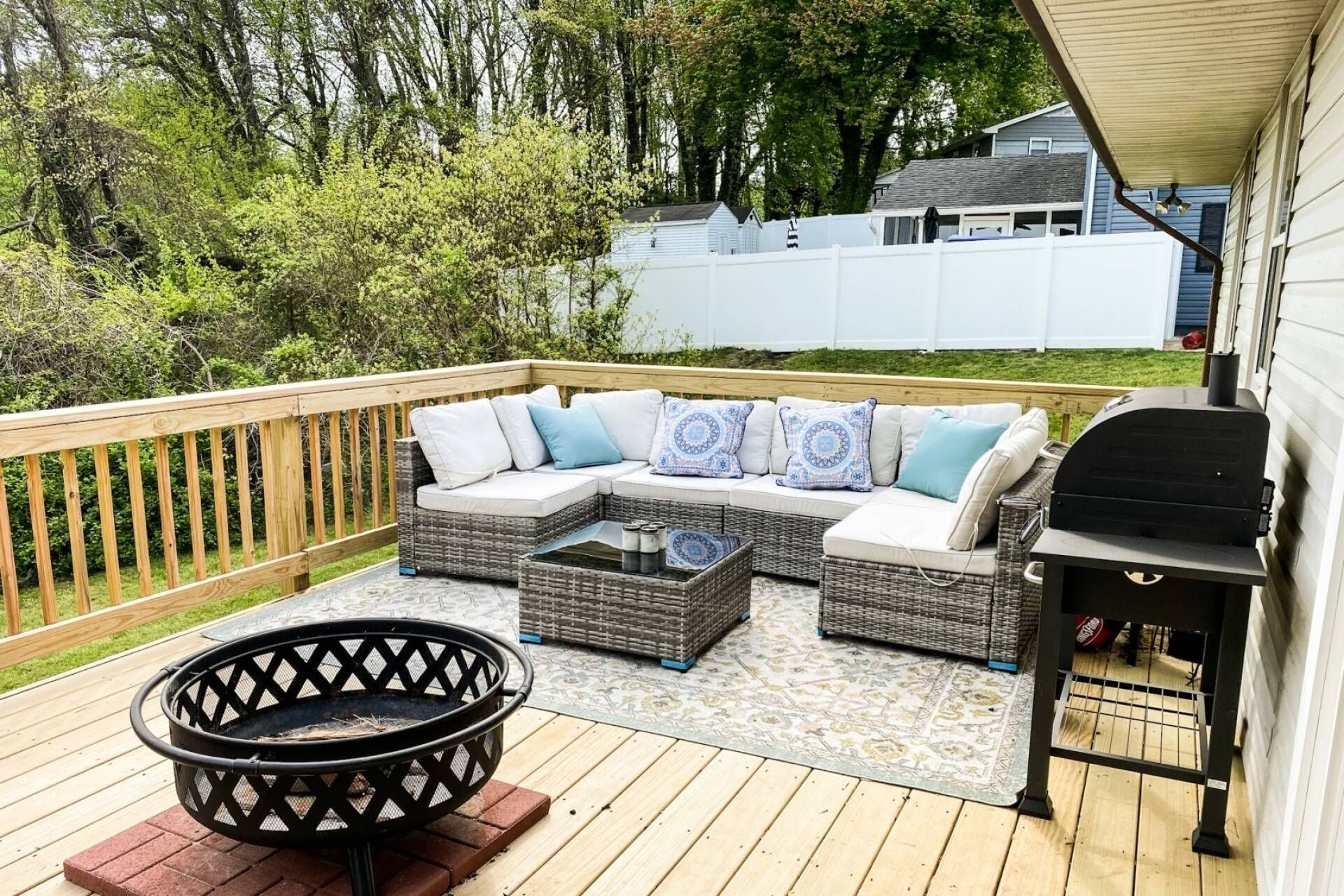 Private deck, backyard and dog-friendly just 12 minutes to Annapolis
