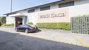 A building with a sign that reads "Hotel Whila". - OYO 75382 Chonburi Hotel (Chonburi)