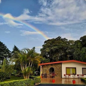 Vista frontal de la propiedad