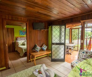 La Mariposa Room | Decoración personalizada, muebles diferentes y escritorio