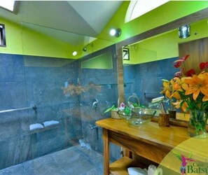 Los Perezosos Room | Bathroom | Shower, rainfall showerhead, free toiletries - Casa Batsu Charming BnB (Monteverde)