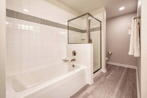 Hair dryer, towels, soap, shampoo - VCR2-409 Deluxe Apartment - Convention Center (Orlando)