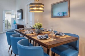 Dining - VCR2-409 Deluxe Apartment - Convention Center (Orlando)